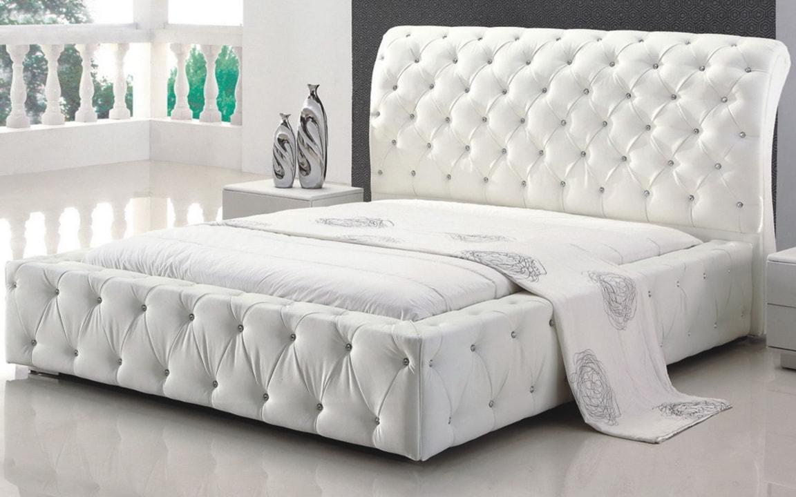 белая кровать с мягкой спинкой