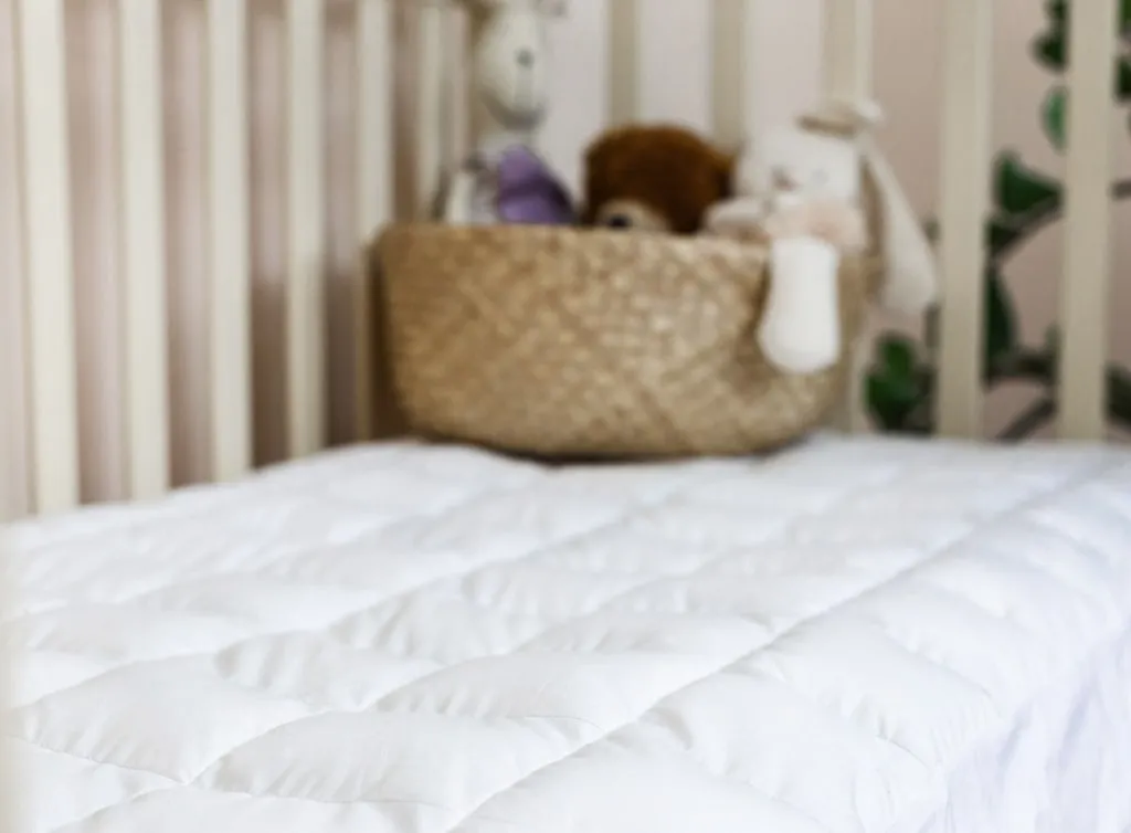 Наматрасник German Grass кассетный Mattress Baby Down Grass с юбкой в интерьере